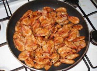 Как вкусно пожарить креветки на сковороде?