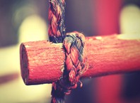 Как сделать веревке ступеньки?