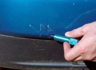 Как замазать царапину на машине?