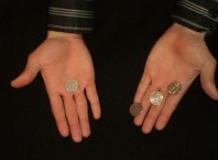 Как делать фокусы с монетой?