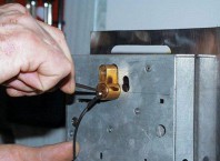 Как открыть замок отмычками?