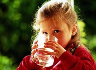 Как научить ребенка пить из кружки?