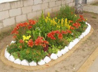 Как оформить клумбы в дворе?