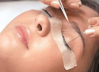 Как делают наращивание ресниц: техника безопасности