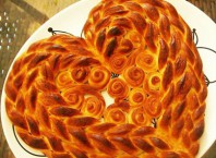 Умная девушка знает, как украсить дрожжевой пирог!