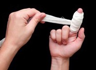 Как вылечить забой пальца руки: аптечка