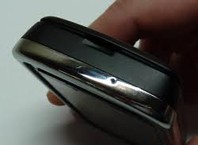 Как открыть крышку телефона?