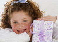 Как выбрать подарок ребенку по возрасту?