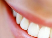 Как убрать налет из зубов с учетом требований гигиены?