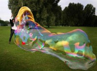 Как сделать раствор для гигантских мыльных пузырьков?